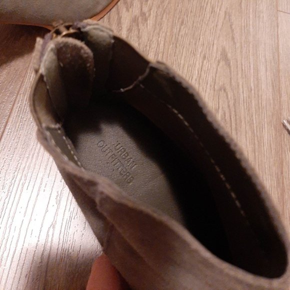 NWOT - Urban Outfitters Moss Green Suede Block Heel Ankle Boots - Picture 5 of 6